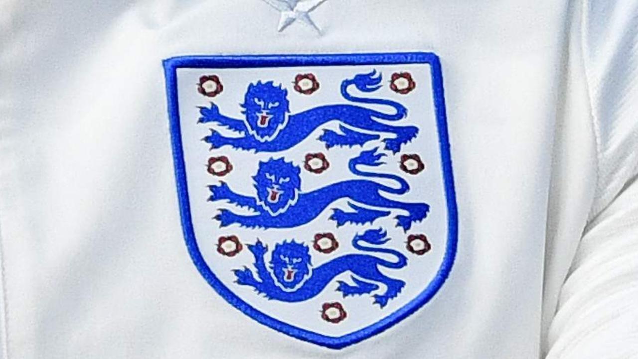 The England badge. / AFP PHOTO / Alexander NEMENOV