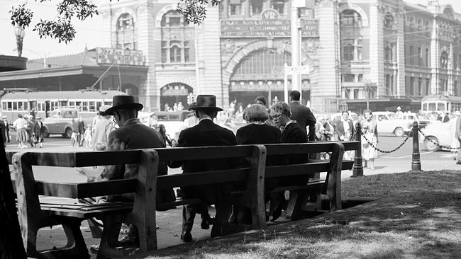 1960: Flinders St benches. Picture: Mark Strizic/State Library Victoria