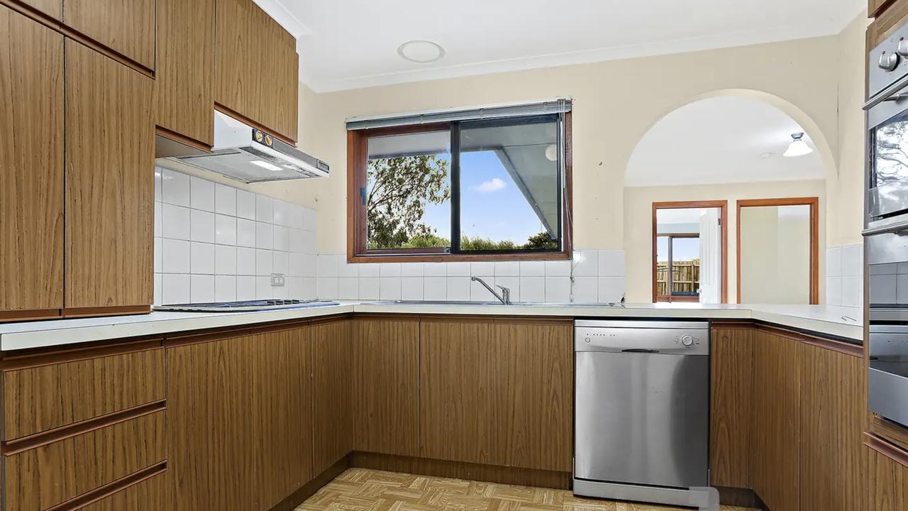 Before kitchen: A little rundown and in need of a little bit of love.