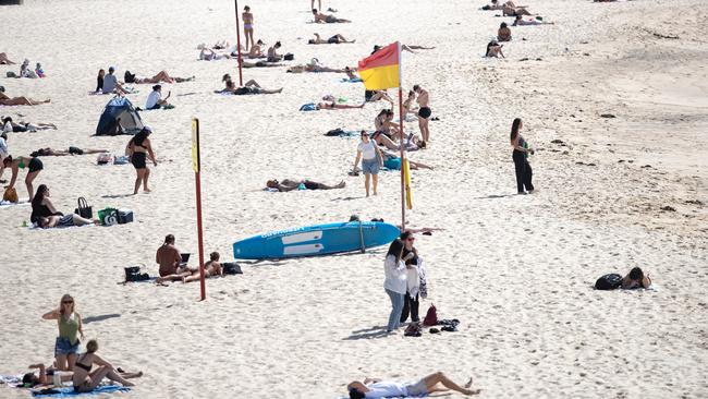 SYDNEY, AUSTRALIA - NCA NewsWire Photos - 12 OCTOBER, 2023: It is going to be a warm day in Coogee with many people heading to the beach to cool down.Picture: NCA NewsWire / Christian Gilles