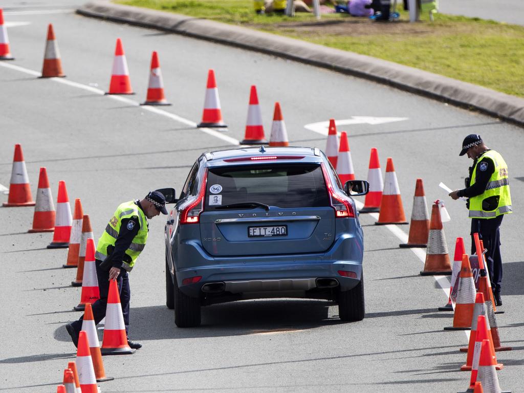 Police check cars at the Queensland border. Picture: Nigel Hallett