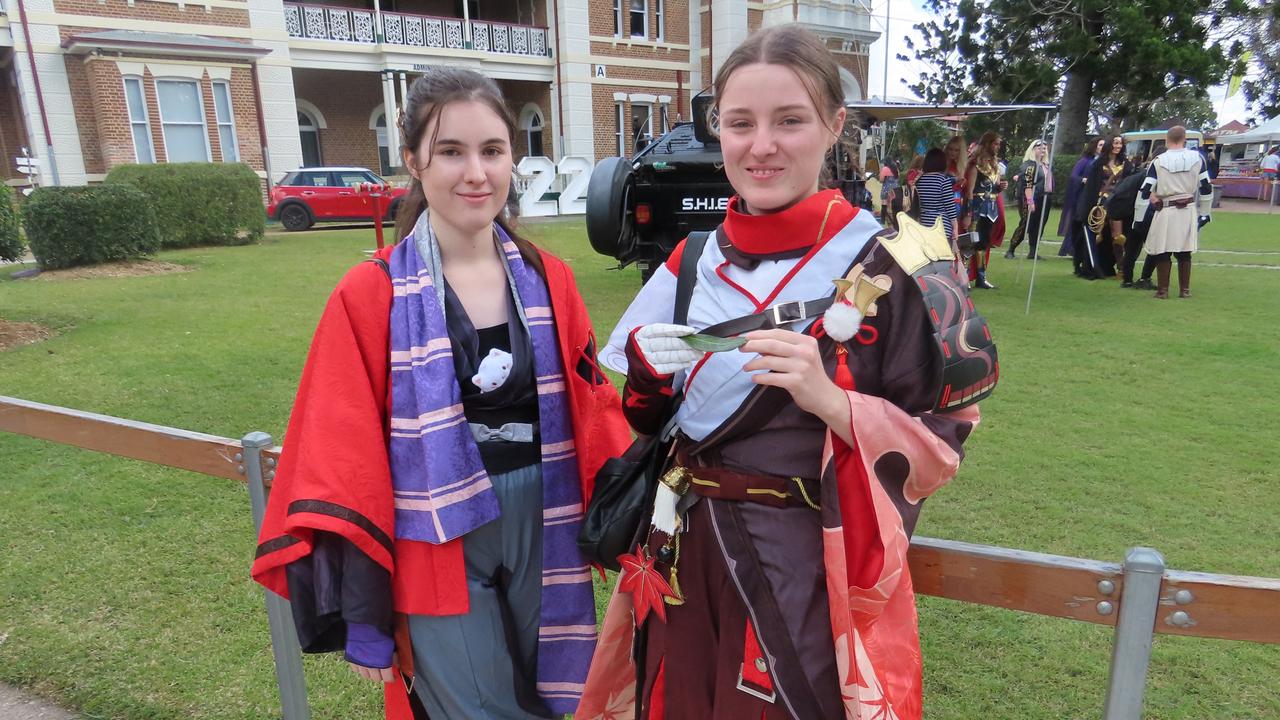 Haylee Pietzsch and Anna Cox (cosplay).