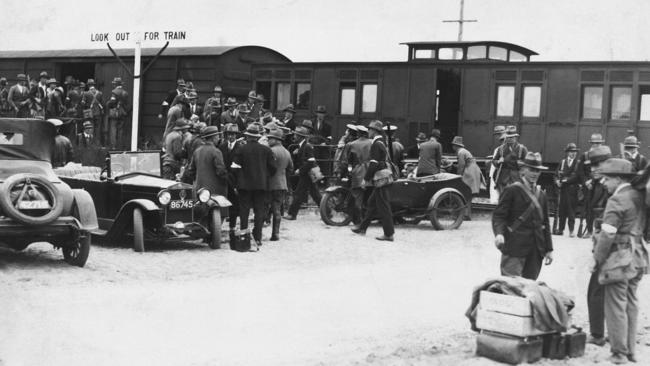 Members of the Citizens’ Defence Brigade disembark at Draper Station, near Fort Largs, before going into their camp at Port Adelaide. Picture: State Library of South Australia