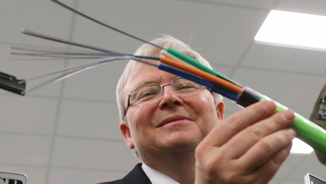 Kevin Rudd inspects green fibre optic cable in 2013