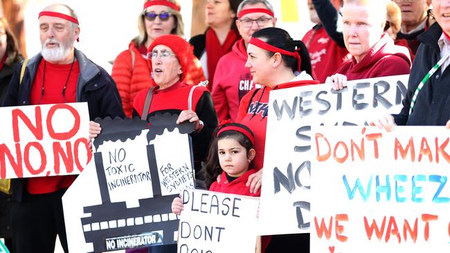 Hundreds have joined campaigns to protest against proposed incinerators in Eastern Creek.(AAP IMAGE/Justin Sanson)