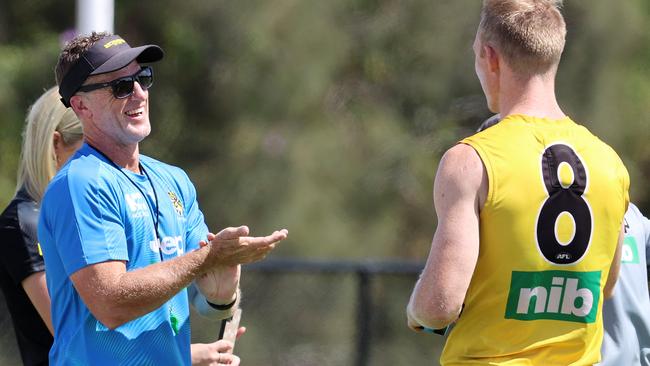 Damien Hardwick chats with Riewoldt ahead of the Tigers’ preliminary final clash against Port Adelaide. Picture: Michael Klein