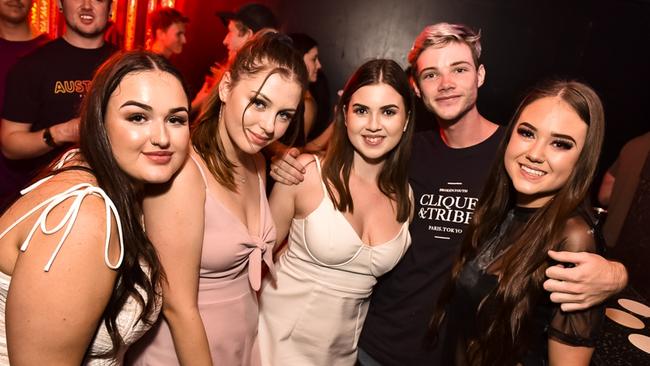 Ashleigh wells, Mindy Milburn, Summer Williams, Jack Vanderlee and Casey Hampson at Shooters.