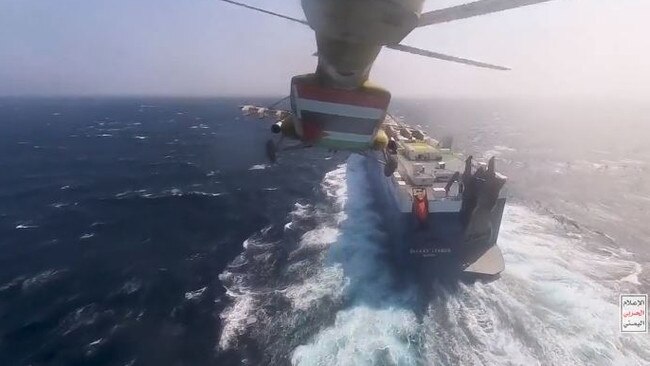 The helicopter with Yemeni Houthi rebels on board closes in on the ship.