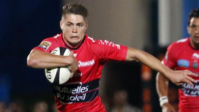 RC Toulon's Australian fullback James O'Connor runs with the ball during the French Top 14 rugby union match between Racing Metro 92 and RC Toulon on August 30, 2014, at the Yves du manoir Stadium in Colombes, outside Paris. AFP PHOTO / THOMAS SAMSON