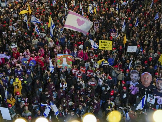 Demonstrators and authorities clash in Tel Aviv protests