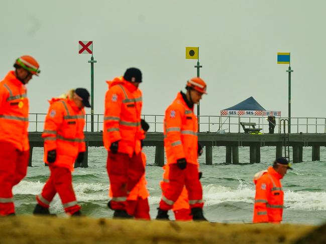 *WARNING PHOTO OF A DEAD PERSON*MELBOURNE AUSTRALIA - NewsWire Photos JUNE 29, 2024: SES is seen doing a ground search near the body of a man found at Frankston Pier Picture: NewsWire / Luis Enrique Ascui