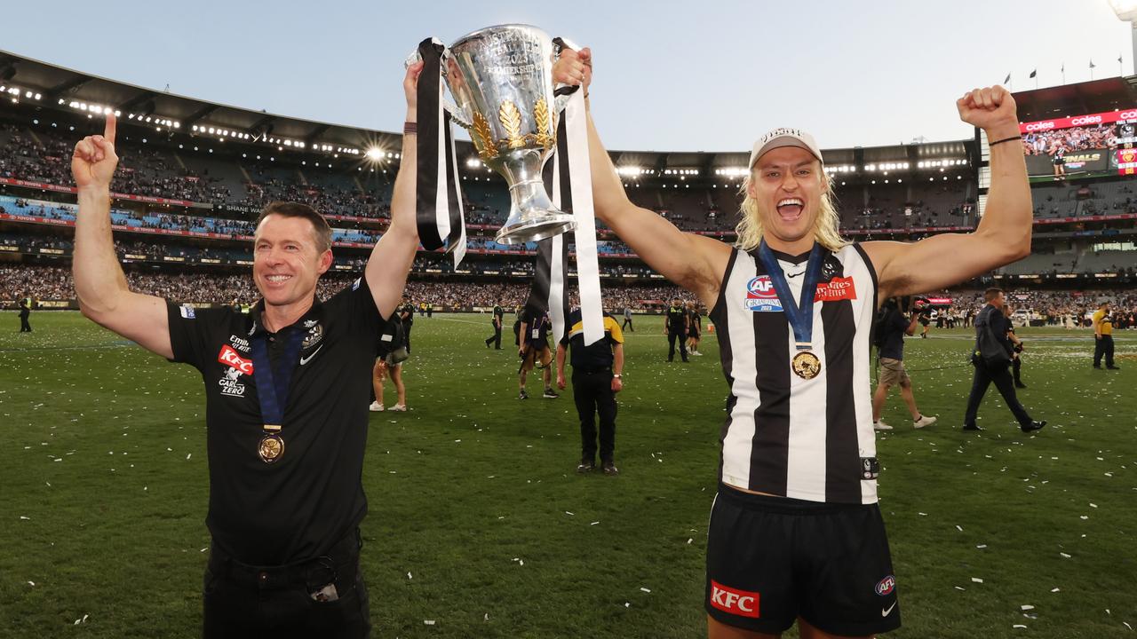 MELBOURNE , AUSTRALIA. September 30, 2023. AFL Grand Final between Collingwood and the Brisbane Lions at the MCG. Winning team Collingwood victory lap. Coach Craig McRae and captain Darcy Moore celebrate with the Premiership Cup. Picture by David Caird
