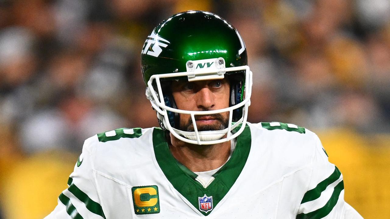 PITTSBURGH, PENNSYLVANIA - OCTOBER 20: Aaron Rodgers #8 of the New York Jets looks on during the second quarter against the Pittsburgh Steelers at Acrisure Stadium on October 20, 2024 in Pittsburgh, Pennsylvania. Joe Sargent/Getty Images/AFP (Photo by Joe Sargent / GETTY IMAGES NORTH AMERICA / Getty Images via AFP)