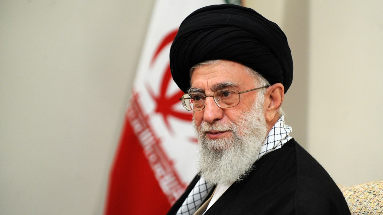 Il leader supremo iraniano, l’Ayatollah Ali Khamenei, ha difeso gli attacchi missilistici contro Israele e, in un raro discorso, ha avvertito che potrebbero ripetersi se necessario.