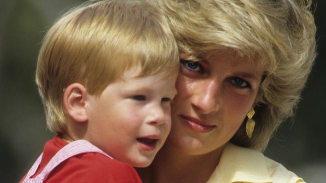 MAJORCA, SPAIN - AUGUST 10:  Diana, Princess of Wales with Prince Harry on holiday in Majorca, Spain on August 10, 1987.  (Photo by Georges De Keerle/Getty Images)