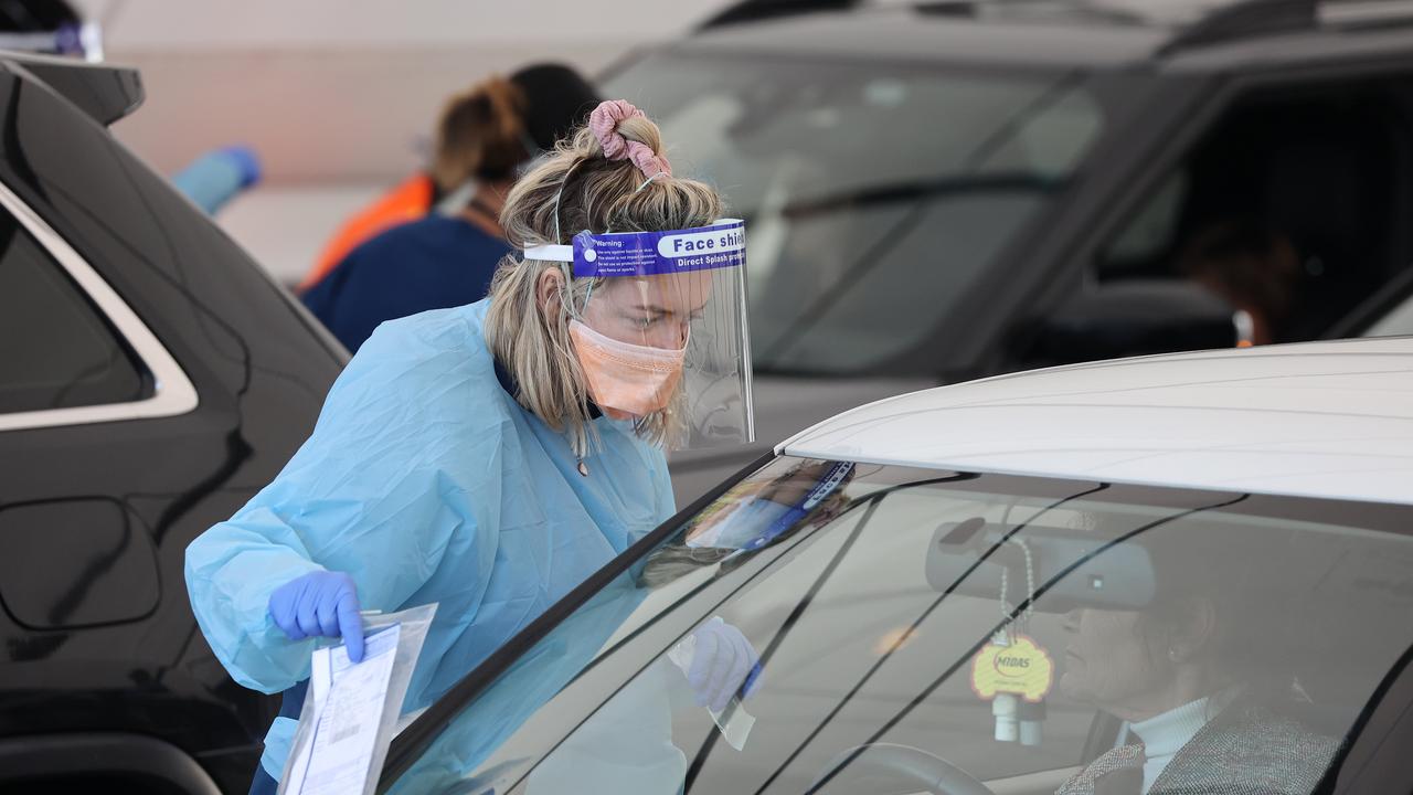 Cars are lining up along Campbell Parade to get into the Bondi covid drive-in clinic as cases grow in Sydney's eastern suburbs Picture: NCA NewsWire / David Swift.