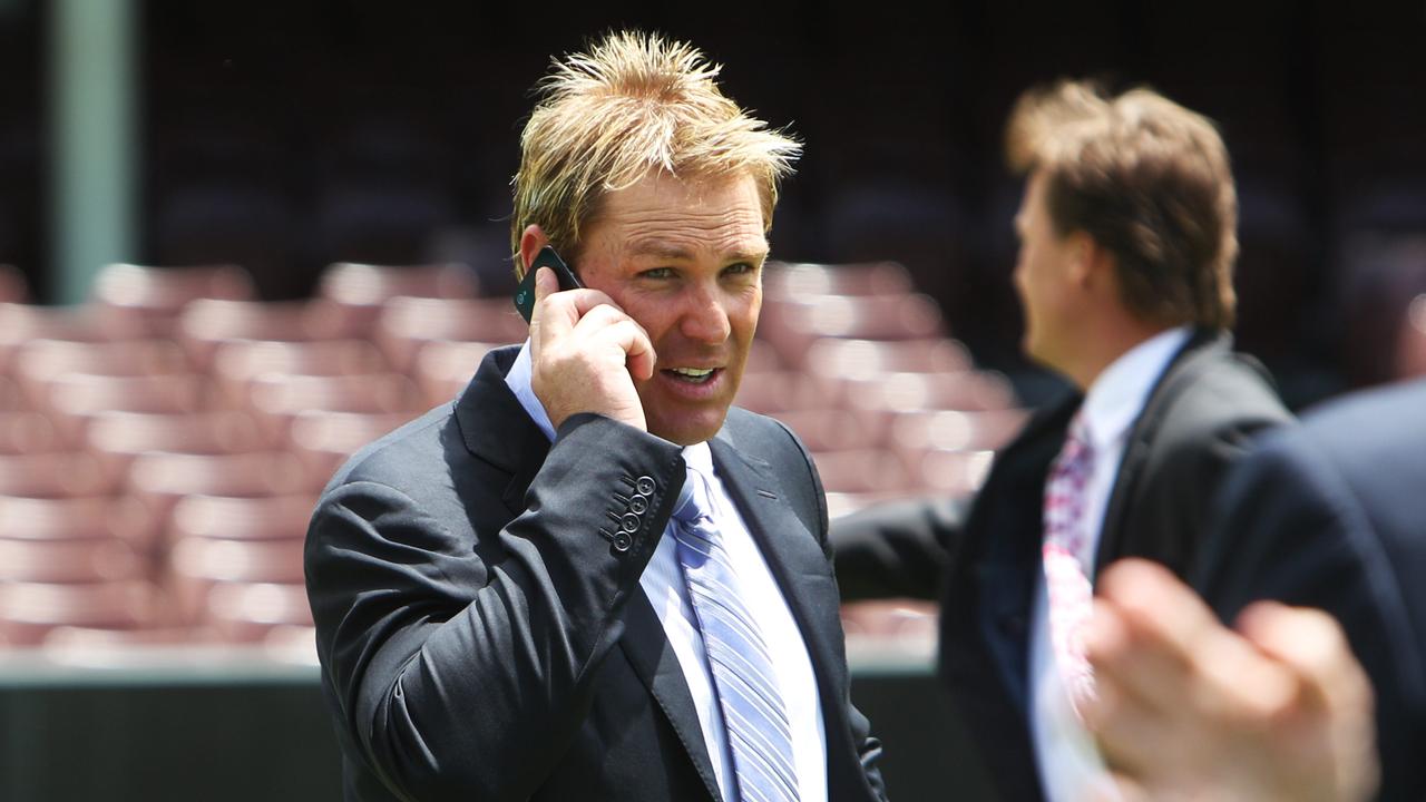 Shane Warne lost his mobile phone on a golf course while playing with members of the touring English cricket team.