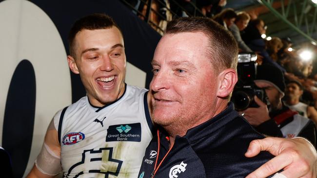 MELBOURNE, AUSTRALIA - AUGUST 6: Patrick Cripps of the Blues and Michael Voss, Senior Coach of the Blues celebrate during the 2023 AFL Round 21 match between the St Kilda Saints and the Carlton Blues at Marvel Stadium on August 6, 2023 in Melbourne, Australia. (Photo by Michael Willson/AFL Photos via Getty Images)