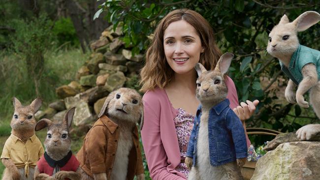 Mopsy (Elizabeth Debicki), Flopsy (Margot Robbie),  Benjamin, Bea (Rose Byrne), Peter Rabbit (James Corden) and Cottontail (Daisy Ridley) in Columbia Pictures' PETER RABBIT. For Sunday papers only. Not to be used before January 17.