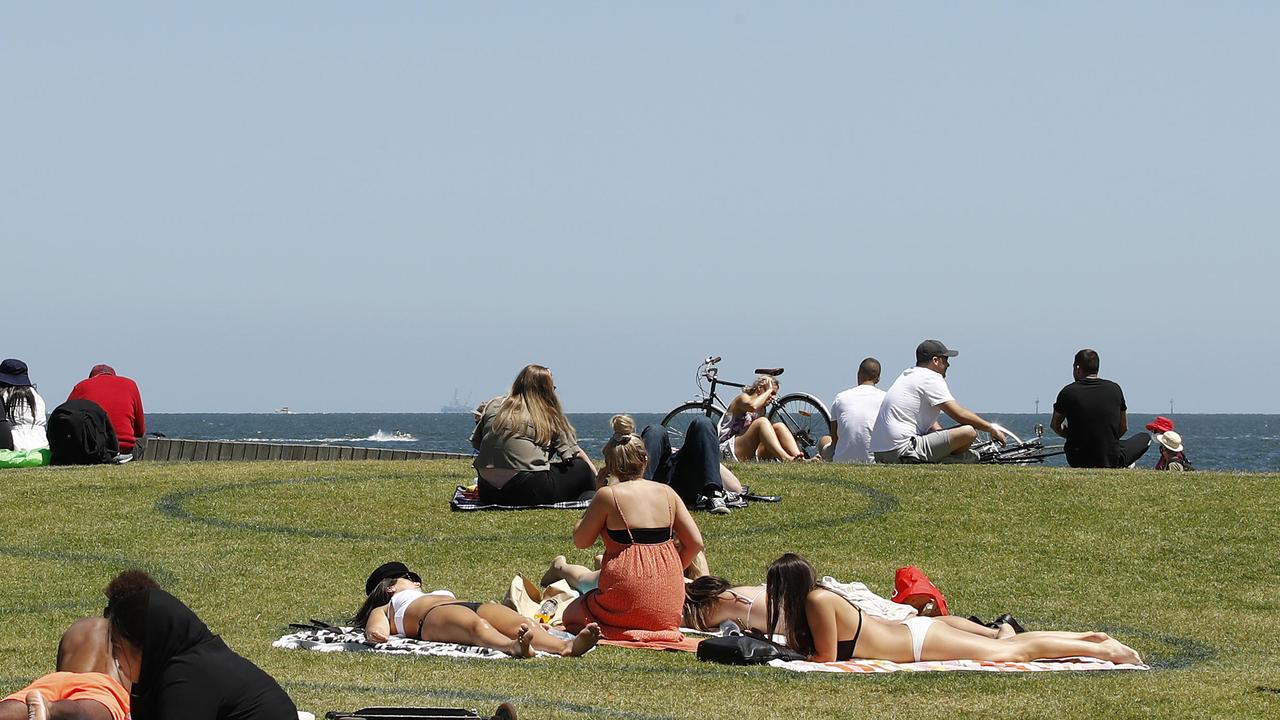 Victorian can meet outside for a picnic in groups up to five fully vaccinated adults from Saturday. Picture: NCA NewsWire / Daniel Pockett