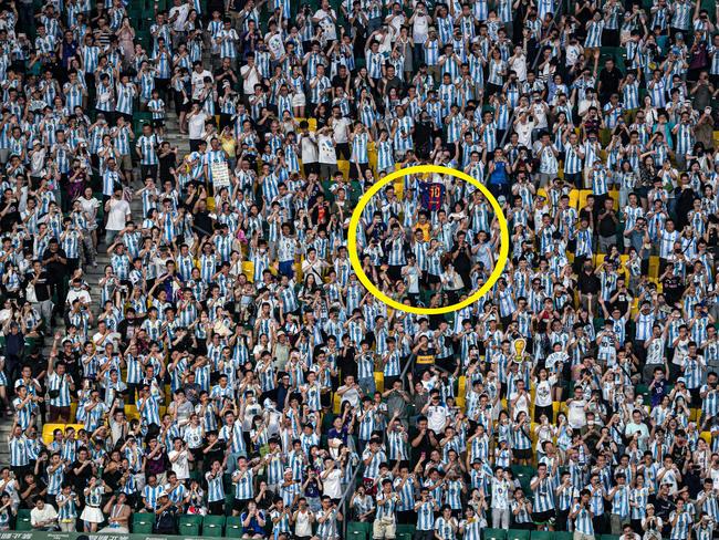 Let's play a game of Where's Wally. Photo: Pedro PARDO / AFP via Twitter, @keepupau.