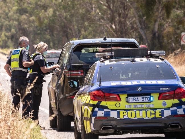 WODONGA VIC, AUSTRALIA - Herald Sun - December 20th, 2020:A permit system will be introduced from midnight for all NSW residents travelling to Victoria as Sydney recorded a surge in new coronavirus cases.Police on the Hume Freeway near Wodonga pulling over motorists.BYLINE -  Simon Dallinger