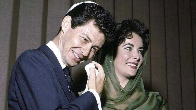 Eddie Fisher and Elizabeth Taylor posing for the media after their marriage in Las Vegas in 1959.