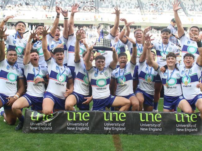 Warriors celebrate with the Harold Matthews Cup. Picture: Warren Gannon Photography