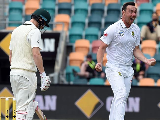 South Africa paceman Kyle Abbott (R) celebrates his wicket of Australia's batsman Adam Voges (L) on the fourth day's play of the second Test cricket match between Australia and South Africa in Hobart on November 15, 2016. / AFP PHOTO / SAEED KHAN / --IMAGE RESTRICTED TO EDITORIAL USE - STRICTLY NO COMMERCIAL USE--