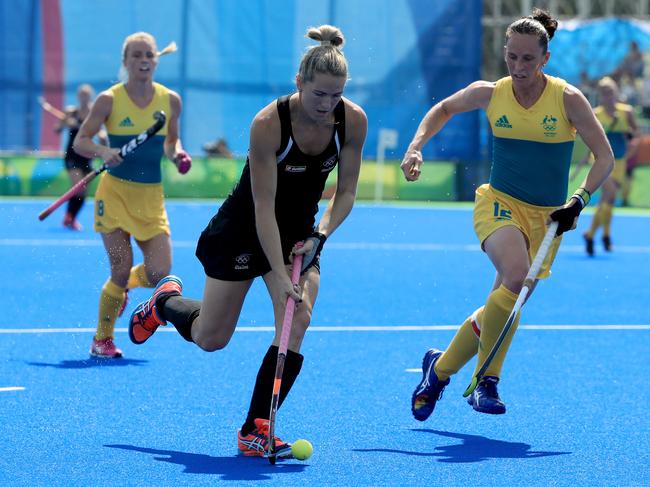 Madonna Blyth (right) gives chase to New Zealand’s Stacey Michelsen. Picture: Sam Greenwood/Getty Images.