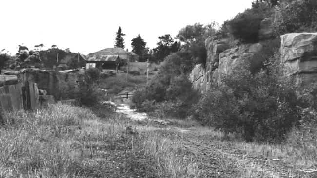 The old tram cutting looking north to Dalley St in 1949. Photo Roads and Maritime Services