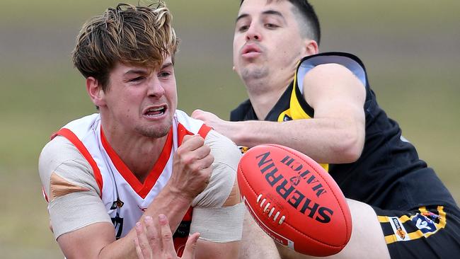 Chad Harris gets a handball away. He’s returned to Sorrento from Subiaco in the west. Picture: Andy Brownbill