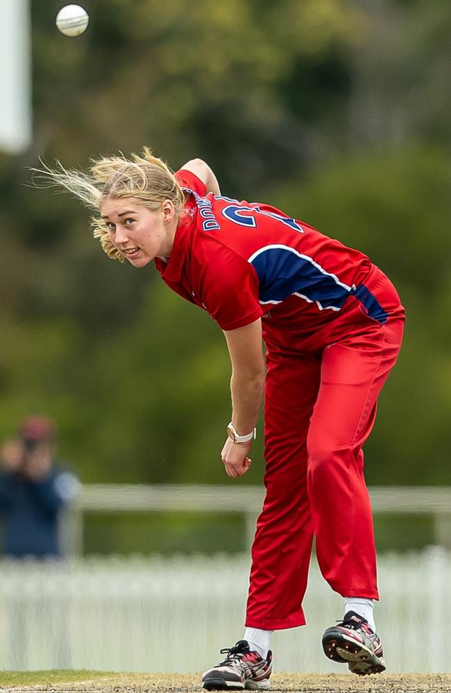 Tall quickie: Olivia Downes. Pic: Arj Giese, Cricket Victoria.