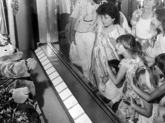 Children crowd the Myer window displays in 1984.