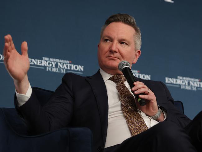 19/6/24: Geoff Chambers speaks with Climate Change Minister, Chris Bowen at the Energy Nation' forum  at the Sheraton Grand Sydney. John Feder/The Australian.