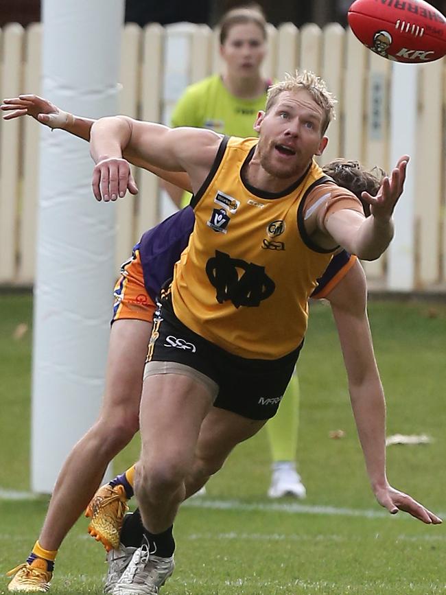 Ovens and Murray captain Leigh Williams stretches for mark against Goulburn Valley. Picture Yuri Kouzmin