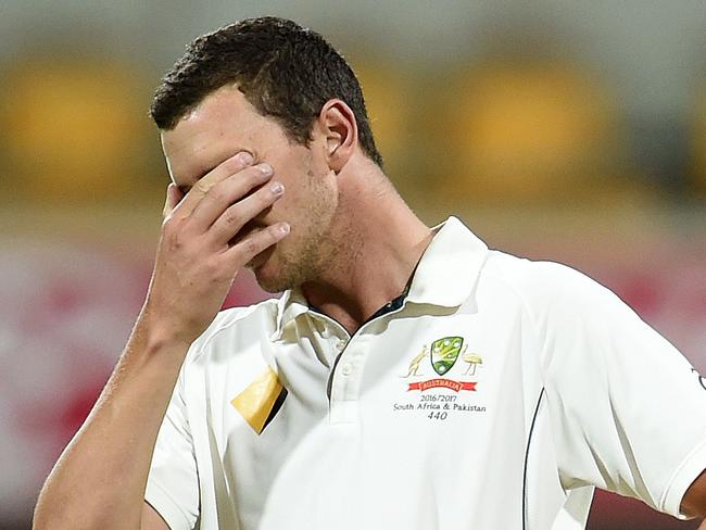 Australian bowler Josh Hazlewood reacts after captain Steve Smith dropped a catch from his bowling on day 4 of the first Test match between Australia and Pakistan at the Gabba in Brisbane, Sunday, Dec. 18, 2016.  (AAP Image/Dave Hunt) NO ARCHIVING, EDITORIAL USE ONLY, IMAGES TO BE USED FOR NEWS REPORTING PURPOSES ONLY, NO COMMERCIAL USE WHATSOEVER, NO USE IN BOOKS WITHOUT PRIOR WRITTEN CONSENT FROM AAP