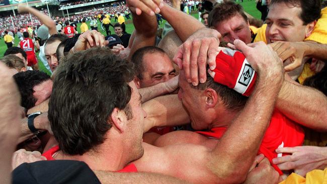 Tony Lockett was mobbed by teammates and supporters after breaking the AFL/VFL goalkicking record in 1999.