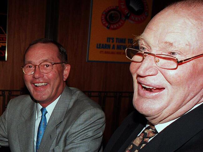 Crown Casino croupier Neroli Burke at Blackjack table watches as boss Lloyd Williams (C) gives businessman & casino's major shareholder Kerry Packer form to join Crown Senior Citizens Club 14/01/97.       Victoria (Vic) / Melbourne Building / Interior / Casinos / Gambling P/L