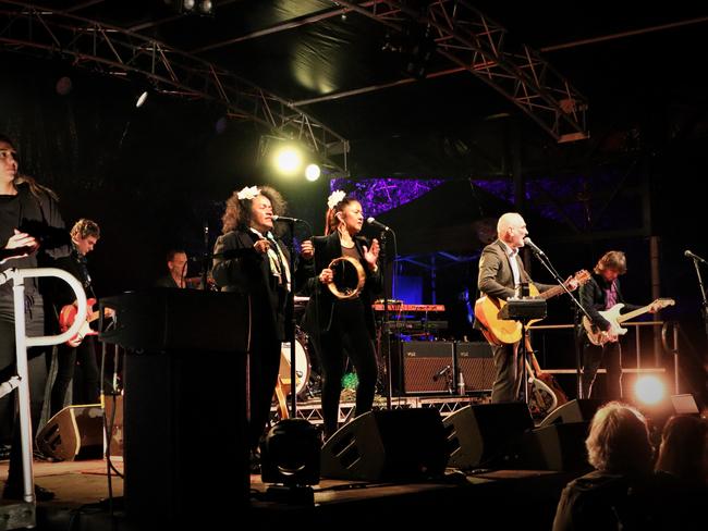 Paul Kelly performing at Rockin’ The Rainforest at Tamborine Mountain State School.