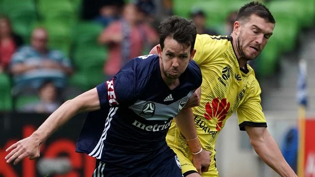 Robbie Kruse looks to outpoint an opponent during Melbourne Victory’s draw against Wellington.