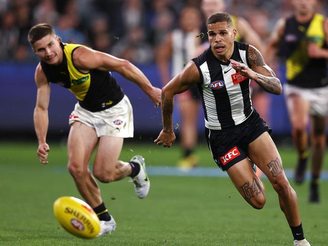 MELBOURNE . 31/03/2023.  AFL Round 3.  Collingwood vs Richmond at the MCG.  Bobby Hill of the Magpies hunts the bouncing footy during the 2nd qtr.   . Pic: Michael Klein