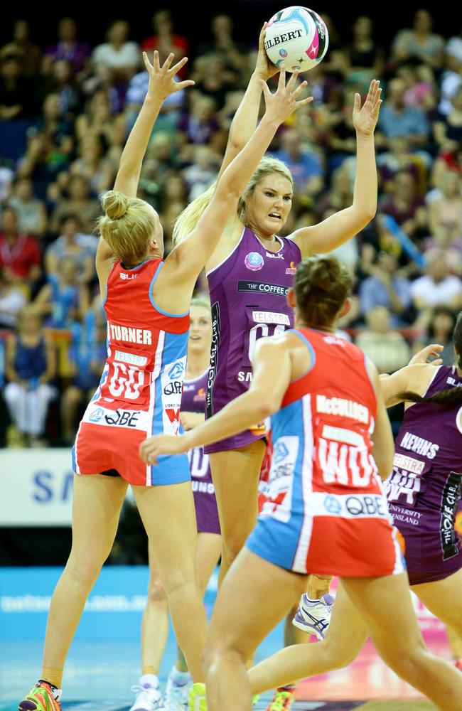 Maddy Turner takes on Gretel Tippett in the Swifts v Firebirds game.