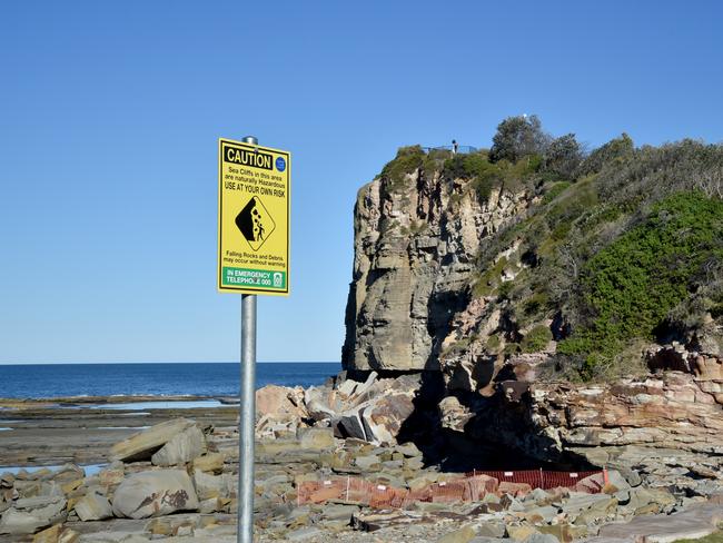 Warning signs at The Haven, Terrigal on Tuesday July 17th. Entry to the rock platform at the Haven has been stopped after a huge section of The Skillion broke off. (AAP IMAGE / Troy Snook)