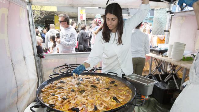 The entertainment includes live cooking demonstrations.