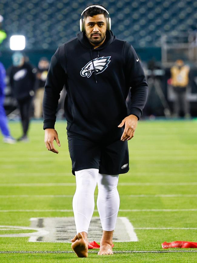 Philadelphia Eagles offensive tackle Jordan Mailata (68) warms up in his bare feet. (Photo by Rich Graessle/Icon Sportswire via Getty Images)