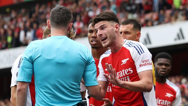 LONDON, ENGLAND - AUGUST 31: Declan Rice of Arsenal interacts with match referee Chris Kavanagh after being shown a second yellow card during the Premier League match between Arsenal FC and Brighton & Hove Albion FC at Emirates Stadium on August 31, 2024 in London, England. (Photo by Ryan Pierse/Getty Images)