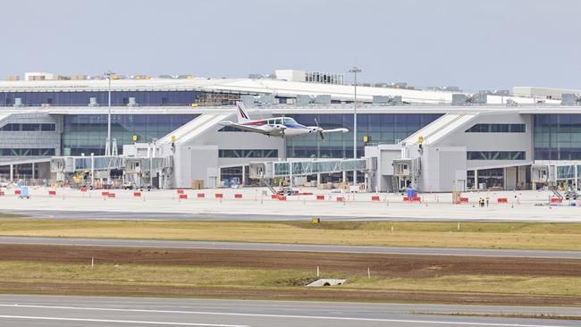 lack of transport could hinder the growth of the new airport and surrounding precincts, the report warns. .