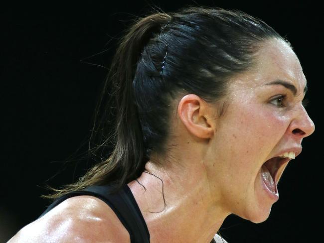 Netball : Round 7 Ð  Magpies Netball v Melbourne Vixens at Hisense Arena, 2nd of April,  Melbourne Australia.   Magpies Sharni Layton screams out instructions during the match. Picture : George Salpigtidis