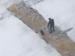 Photo of a man who shoveled the Boston Marathon finish line. Posted by @AroundTownGabby, taken by @PhillyIdol1017.